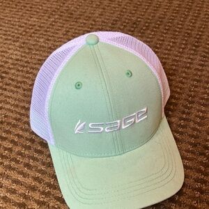 💚🤍Sage Green & White Trucker SnapBack. Cotton polyester. OSFM. EUC🤍💚